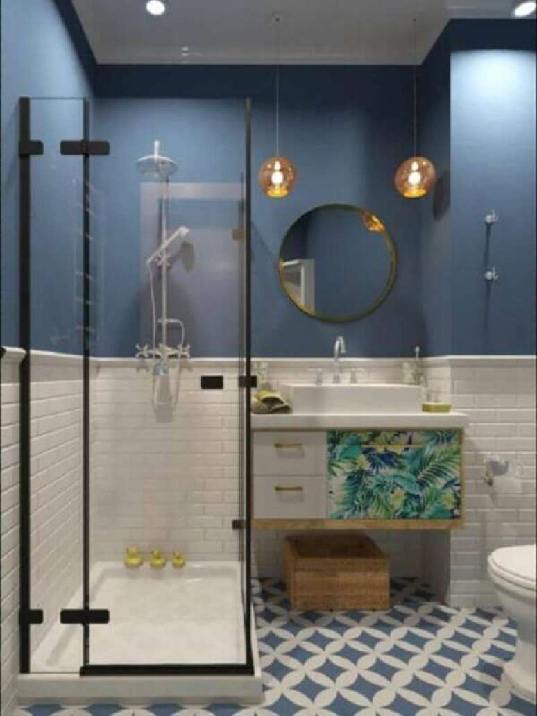 32. Decoração de banheiro azul e branco com gabinete suspenso e espelho redondo – Foto: Pinterest