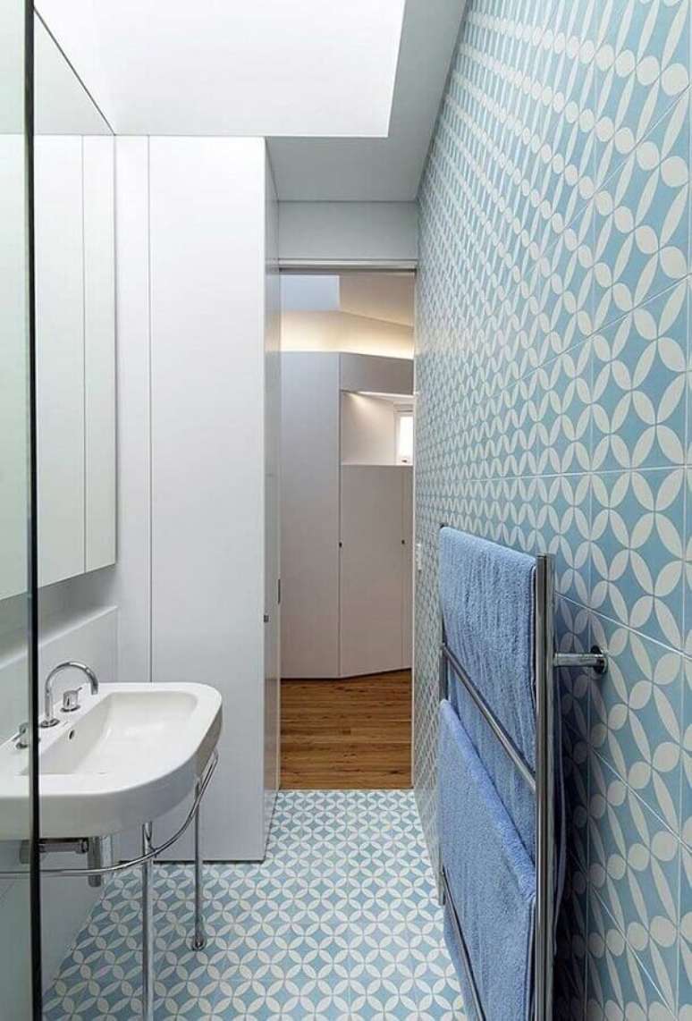 68. Revestimento para banheiro azul pequeno – Foto: Pinterest