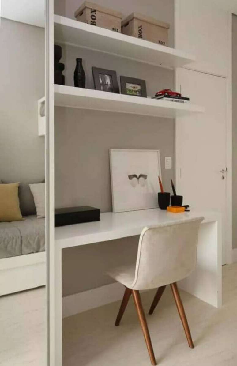 49. Home office decorado com cadeira acolchoada para escrivaninha branca – Foto: Pinterest