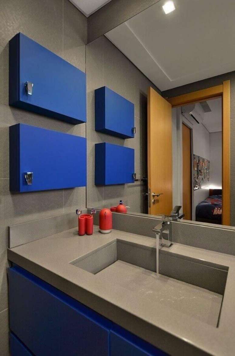 6. Decoração moderna para banheiro azul e cinza – Foto: Andrea Bonotto