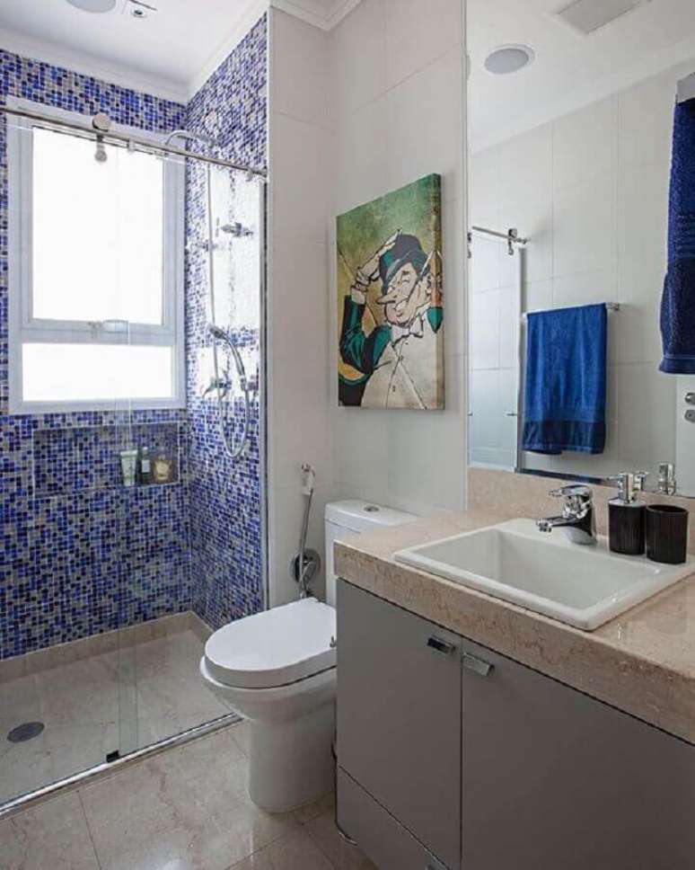 45. Pastilha na área do box para decoração de banheiro azul e branco simples – Foto: Jeito de Casa