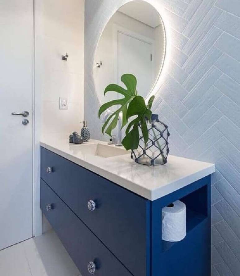 25. Decoração de banheiro azul e branco com gabinete planejado e metro white – Foto: Jeito de Casa