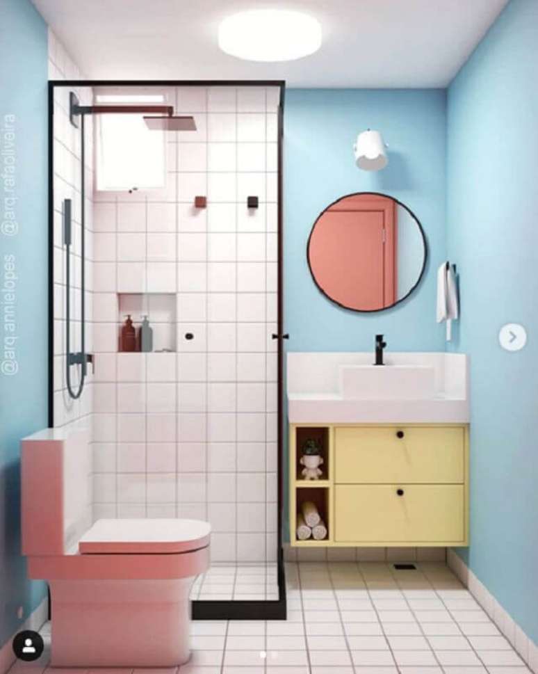 13. Decoração de banheiro azul com gabinete amarelo e vaso cor de rosa – Foto: Pinterest