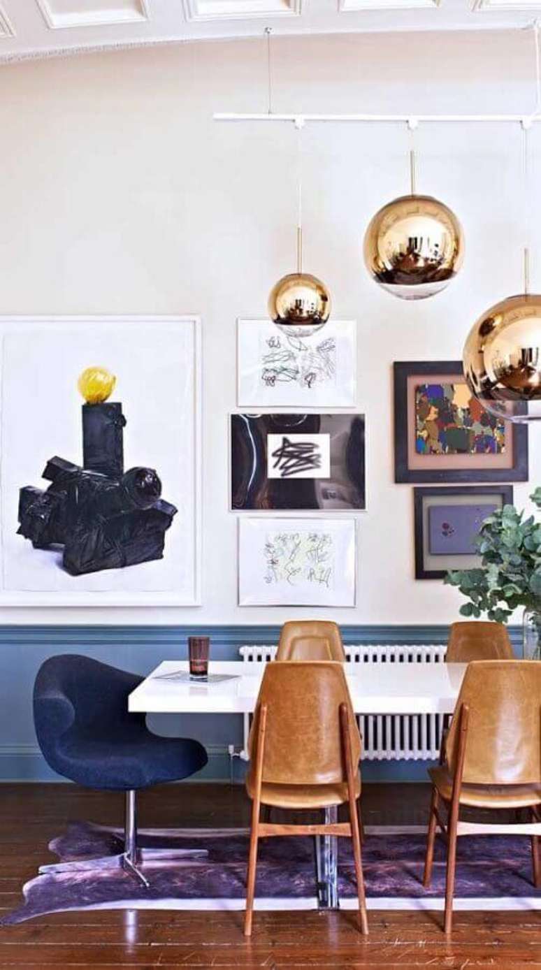 57. Sala de jantar decorada com cadeira acolchoada moderna – Foto: Pinterest