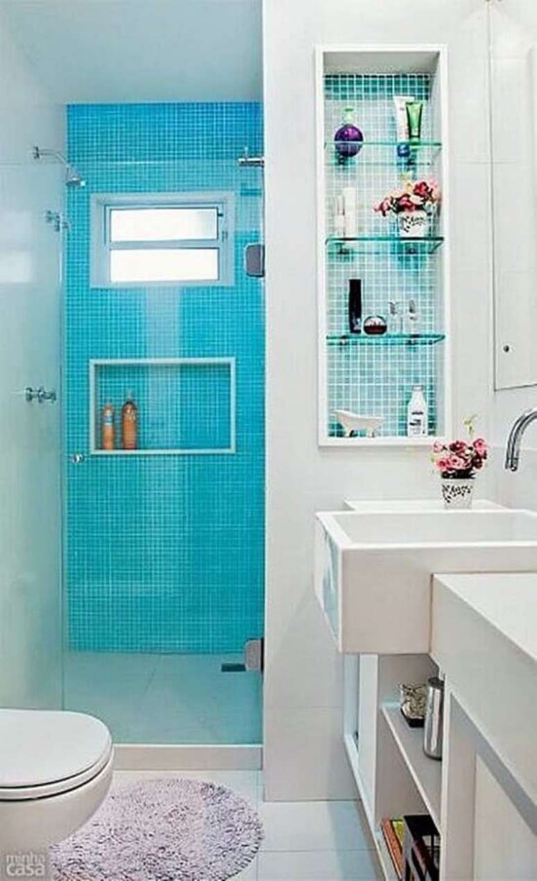 46. Decoração simples para banheiro azul turquesa e branco com pastilhas na área do box – Foto: Simples Decoração