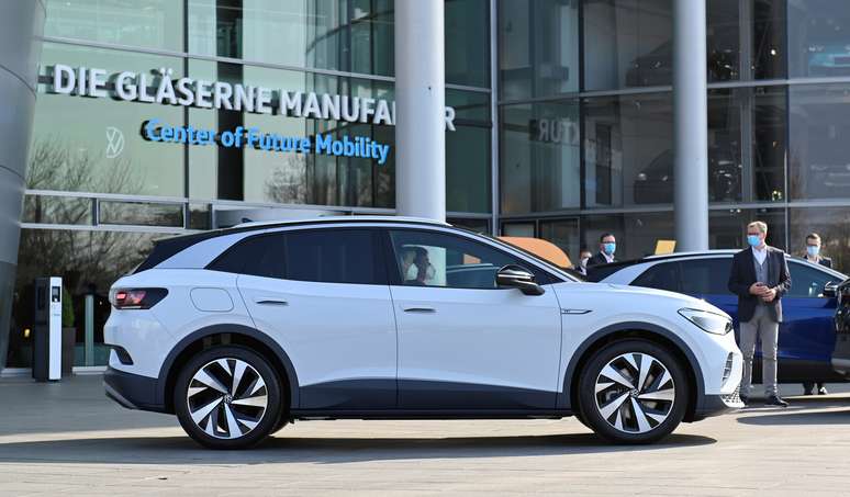 Novo SUV el&eacute;trico ID.4 da Volkswagen na entrega pela montadora alem&atilde; aos primeiros clientes na unidade Glaeserne Manufaktur, em Dresden, Alemanha, 26/03/2021. REUTERS/Matthias Rietschel  