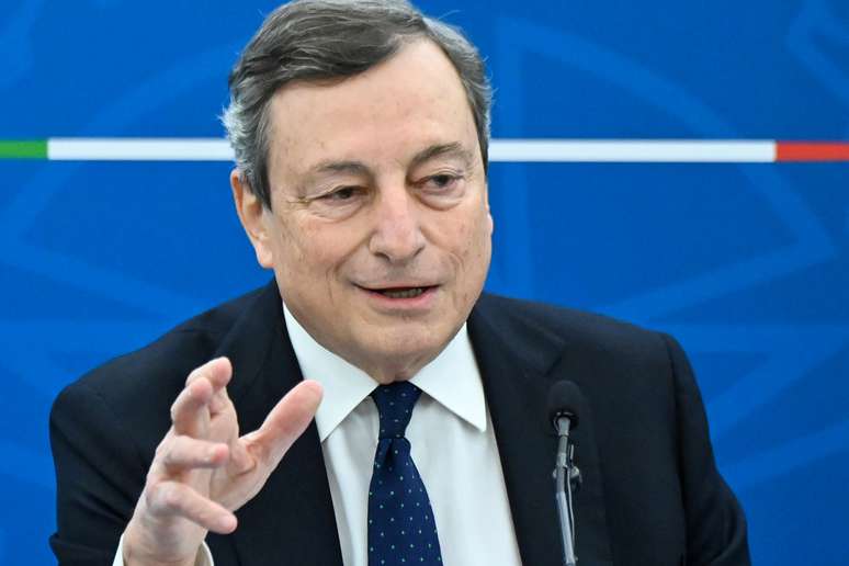Primeiro-ministro da Itália, Mario Draghi, durante entrevista coletiva em Roma
19/03/2021 Alberto Pizzoli/Pool via REUTERS
