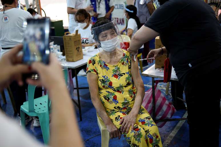 Vacinação contra Covid-19 em Manila
29/3/2021 REUTERS/Lisa Marie David