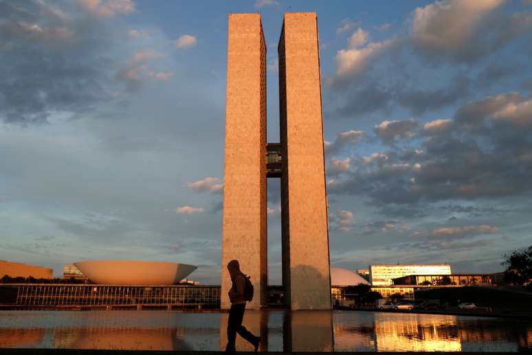 Homem caminha perto do pr&eacute;dio do Congresso Nacional em Bras&iacute;lia
19/03/2021
REUTERS/Ueslei Marcelino