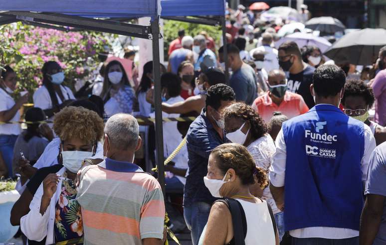 Fila para vacinação de idosos contra Covid-19 em Duque de Caxias
29/03/2021
REUTERS/Ricardo Moraes