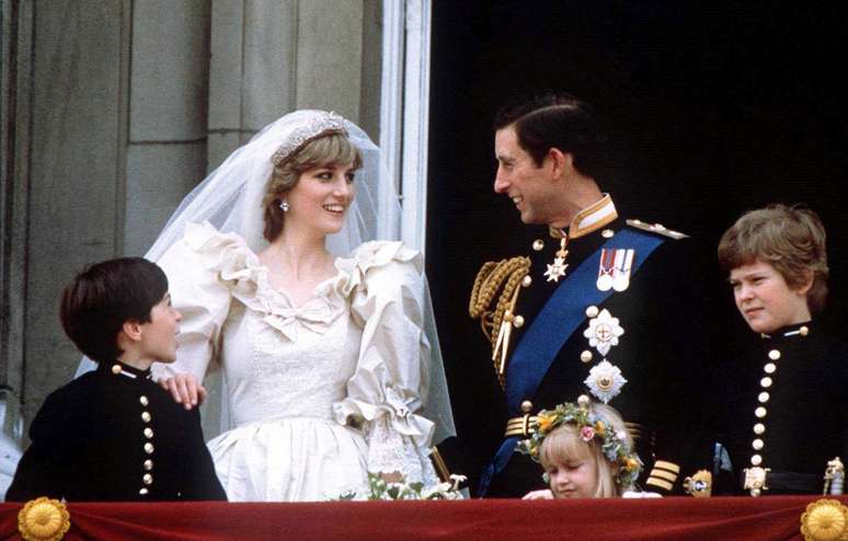 Pr&iacute;ncipe Charles e princesa Diana no Pal&aacute;cio de Buckingham 
 29/6/1981    REUTERS/Stringer
