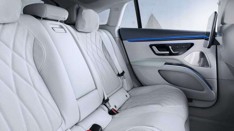 Mercedes EQS aposta em acabamento luxuoso e pode ser equipado com telas para os ocupantes de trás. 
