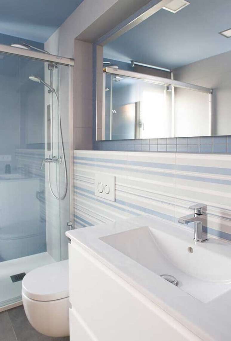 30. Decoração clean para banheiro azul claro e branco – Foto: Home Fashion Trend
