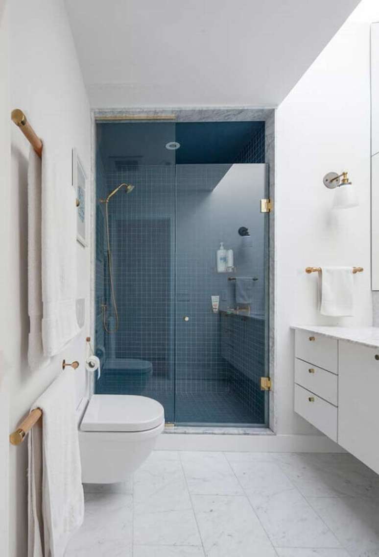 17. Revestimento para banheiro azul e branco decorado com detalhes em dourado &ndash; Foto: Casa de Valentina