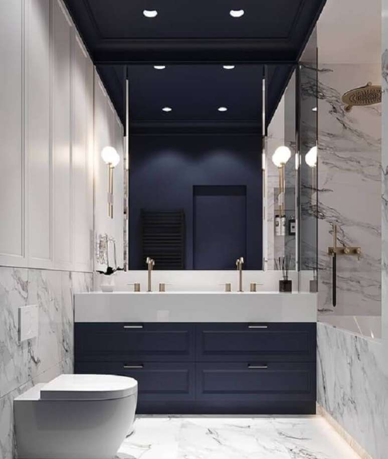 3. Decoração moderna para banheiro azul marinho sofisticado com revestimento de mármore – Foto: Behance