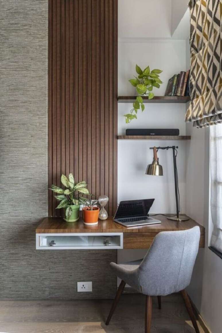 41. Home office pequeno decorado com cadeira acolchoada para estudo – Foto: Histórias de Casa