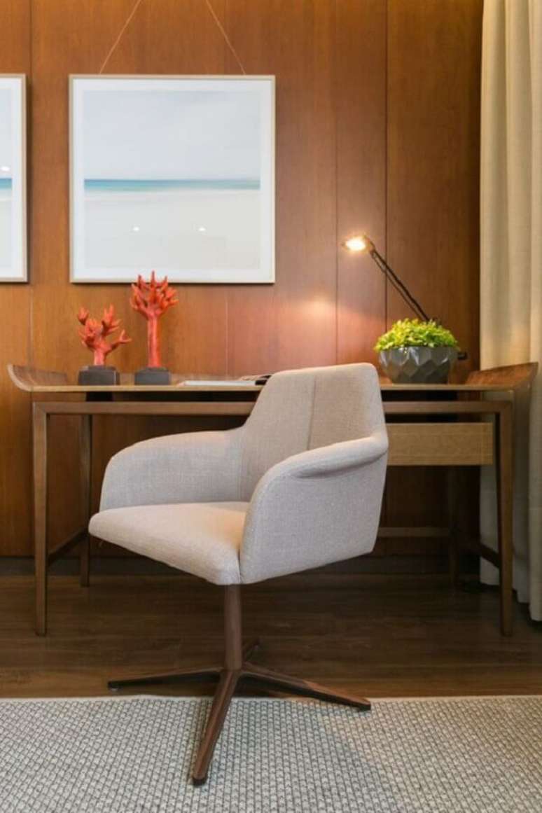 27. Confortável modelo de cadeira acolchoada para decoração de home office amadeirado – Foto: Art Ville Móveis