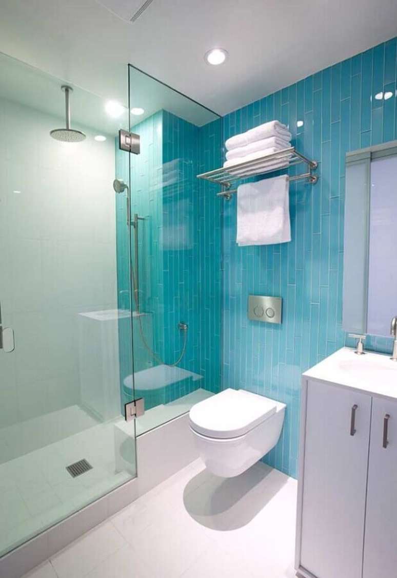26. Decoração clean com revestimento para banheiro azul e branco – Foto: Home Fashion Trend
