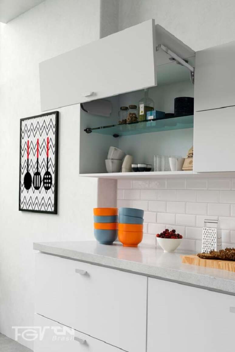 28. Modelo de armário basculante de cozinha para decoração clean. Fonte: FGVTN Brasil