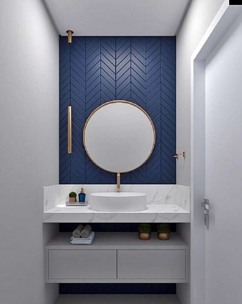 34. Revestimento para banheiro azul moderno decorado com luminária pendente minimalista – Foto: Pamela kessel Designer de Interiores