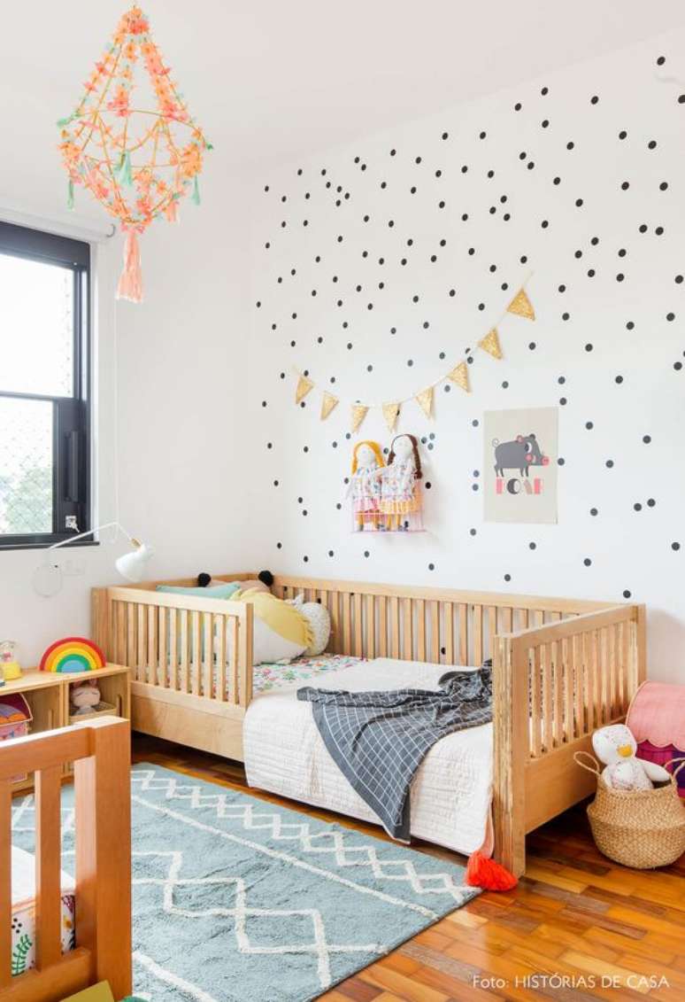 1. Quarto com lustre infantil delicado – Foto Historias de Casa