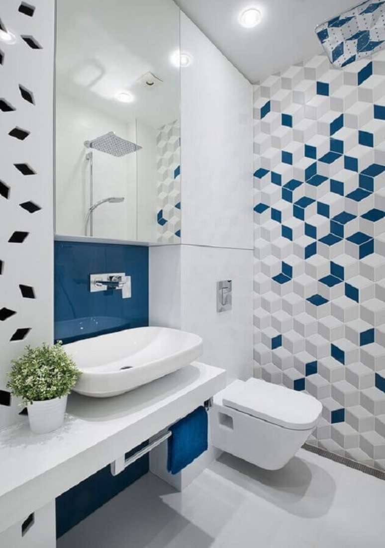 64. Decoração moderna com revestimento para banheiro azul e branco planejado – Foto: Arkpad