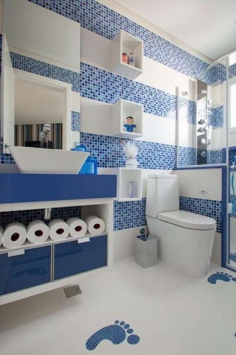 39. Pastilhas para banheiro azul e branco decorado com gabinete suspenso – Foto: Orlane Santos – Arquiteta