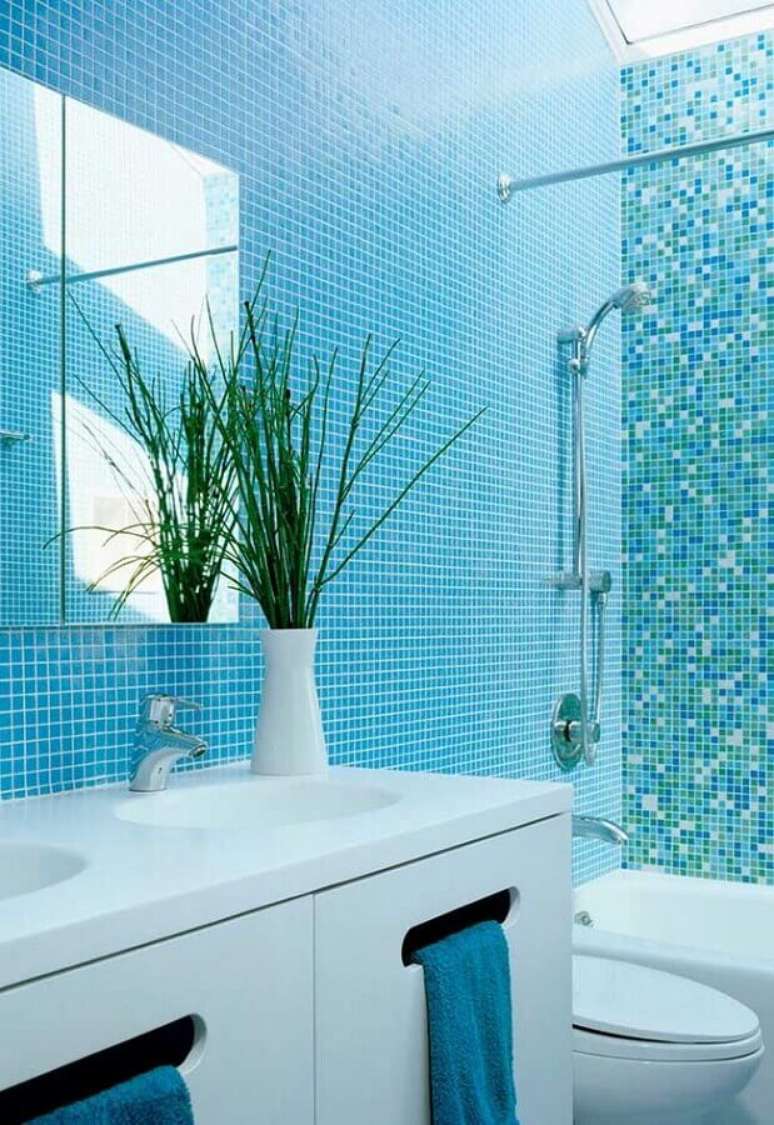 40. Decoração clean para banheiro com pastilha azul turquesa e gabinete branco – Foto: Pinterest