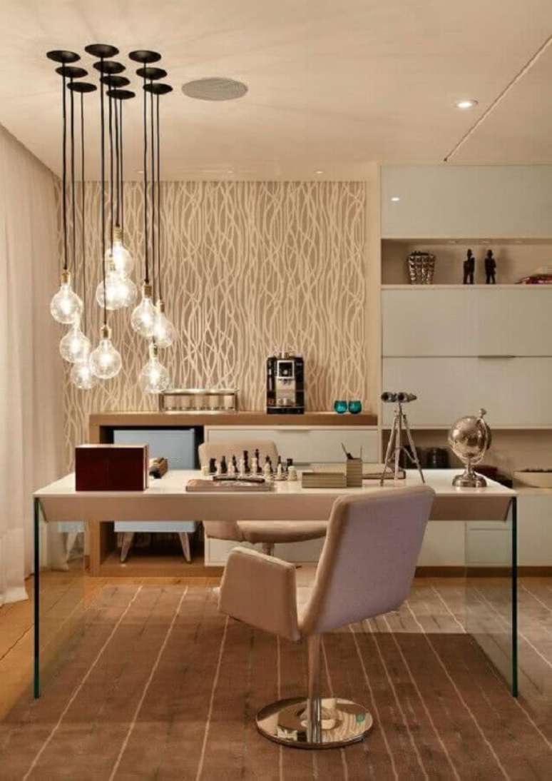 36. Decora&ccedil;&atilde;o em cores neutras com cadeira acolchoada escrit&oacute;rio &ndash; Foto: Casa Decorada