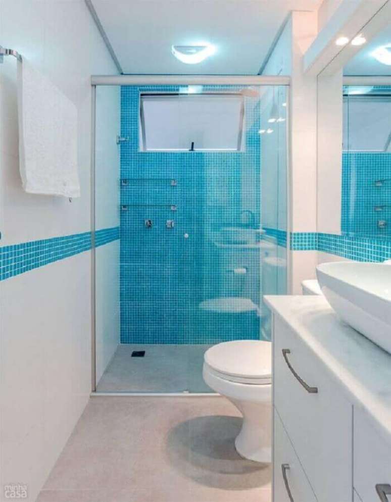 55. Pastilhas para decoração de banheiro pequeno azul e branco – Foto: Pinterest