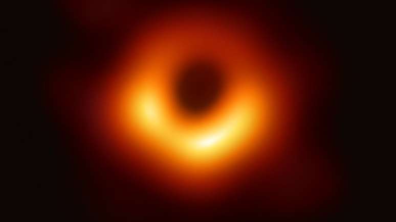 Esta foi a primeira imagem da M87; nunca a humanidade havia visto um buraco negro até então