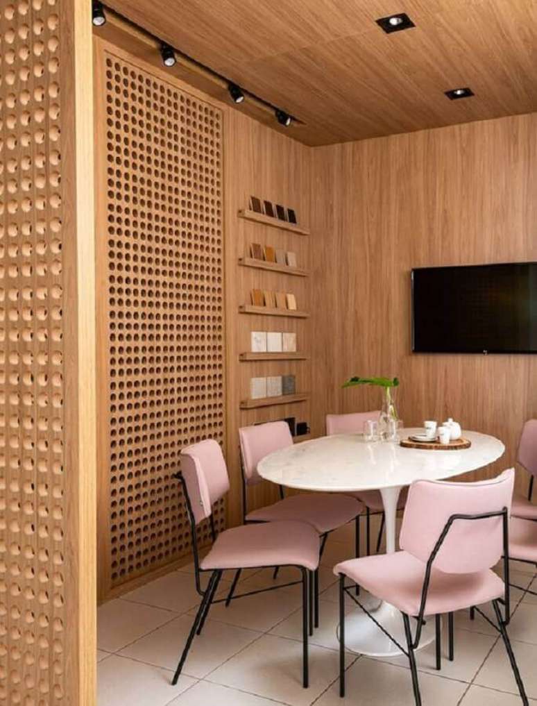 13. Sala de jantar amadeirada decorada com cadeira acolchoada cor de rosa – Foto: Casa de Valentina