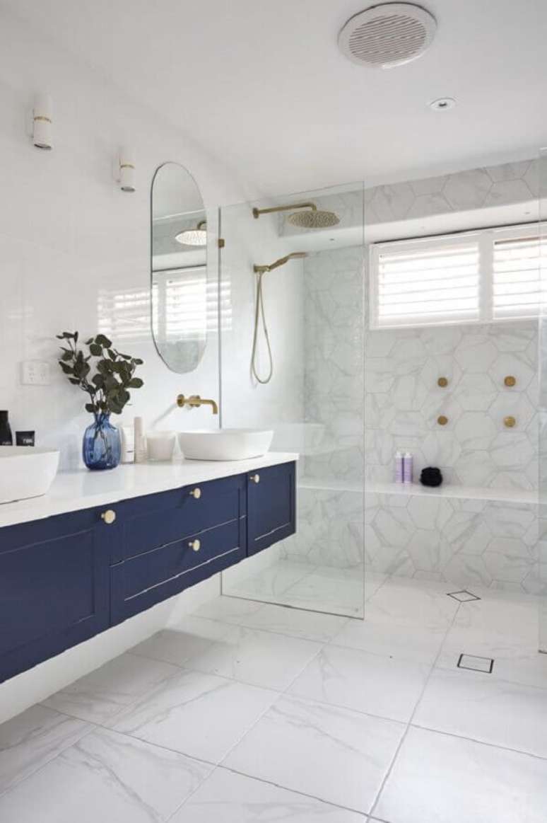 52. Gabinete suspenso para decoração de banheiro azul e branco amplo – Foto: TLC Interiors