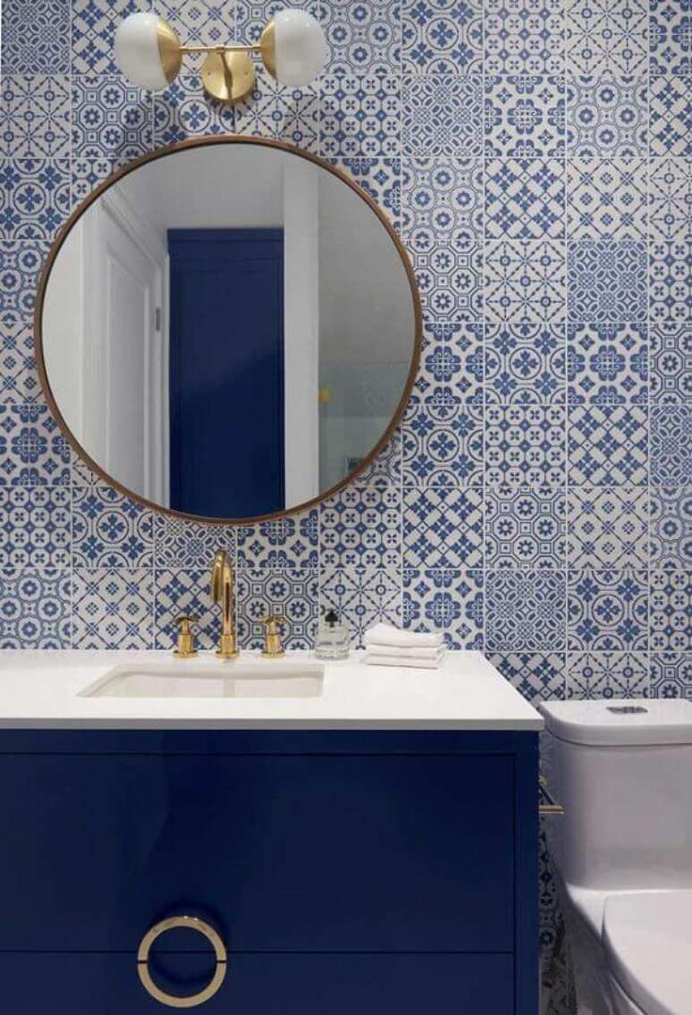 24. Azulejo portugu&ecirc;s para decora&ccedil;&atilde;o de banheiro azul com arandela para espelho redondo &ndash; Foto: Houzz