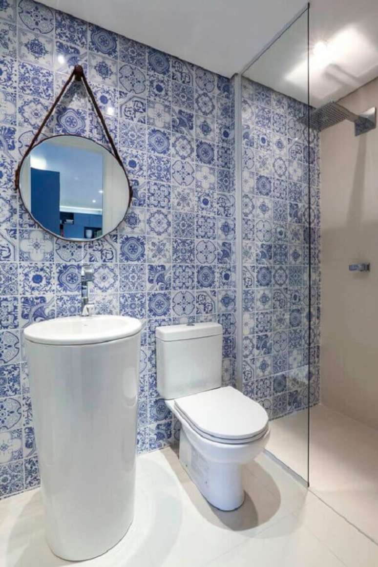 22. Azulejo português e espelho redondo para decoração de banheiro azul e branco – Foto: Histórias de Casa
