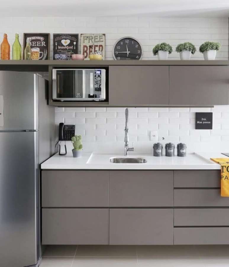 20. O armário basculante de cozinha acima da bancada otimiza o espaço do ambiente. Fonte: Pinterest