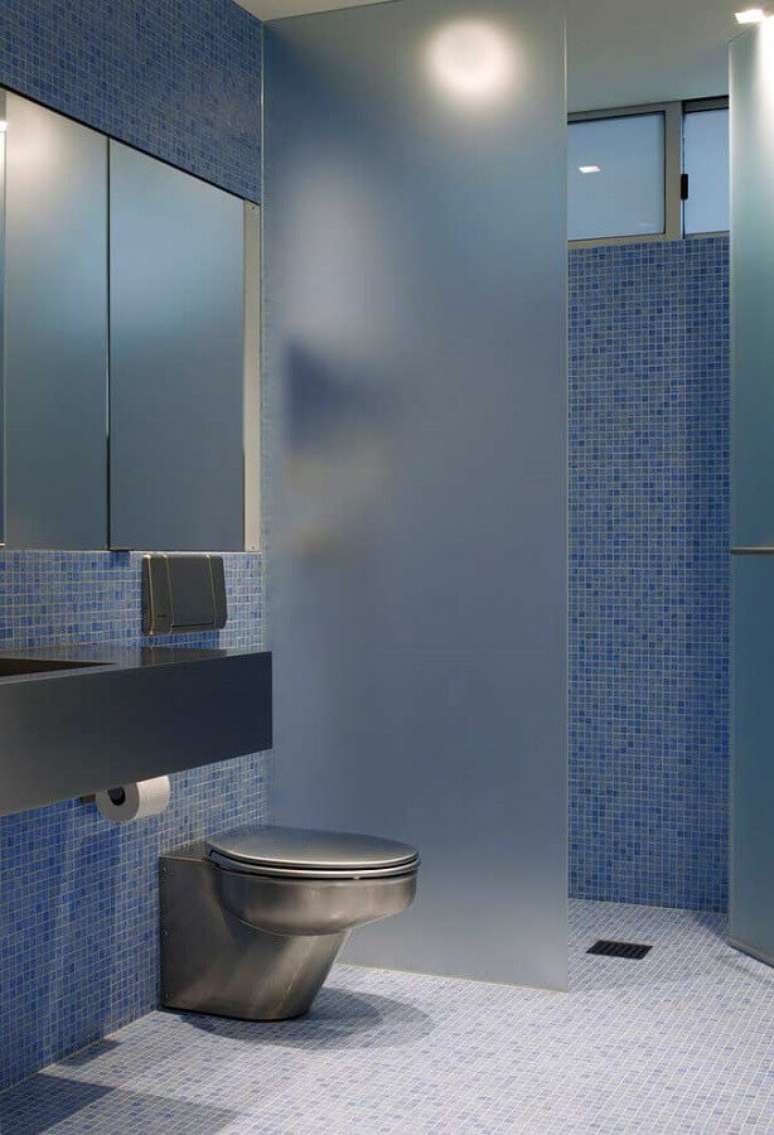 37. Decoração moderna para banheiro com pastilha azul – Foto: Pinterest