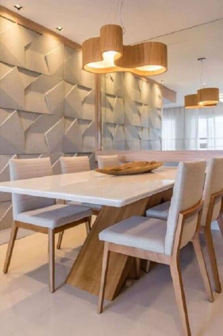 16. Cadeira estofada para sala de jantar decorada com revestimento 3D e lustre de madeira – Foto: Jeito de Casa