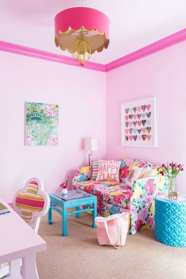 9. Lustre infantil feminino cor de rosa com sofá colorido – Foto Decorpad