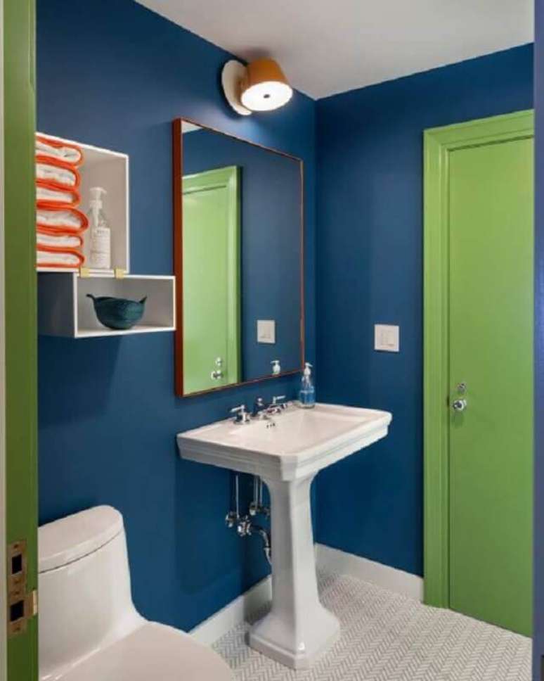15. Decoração de banheiro azul e verde – Foto: Pinterest