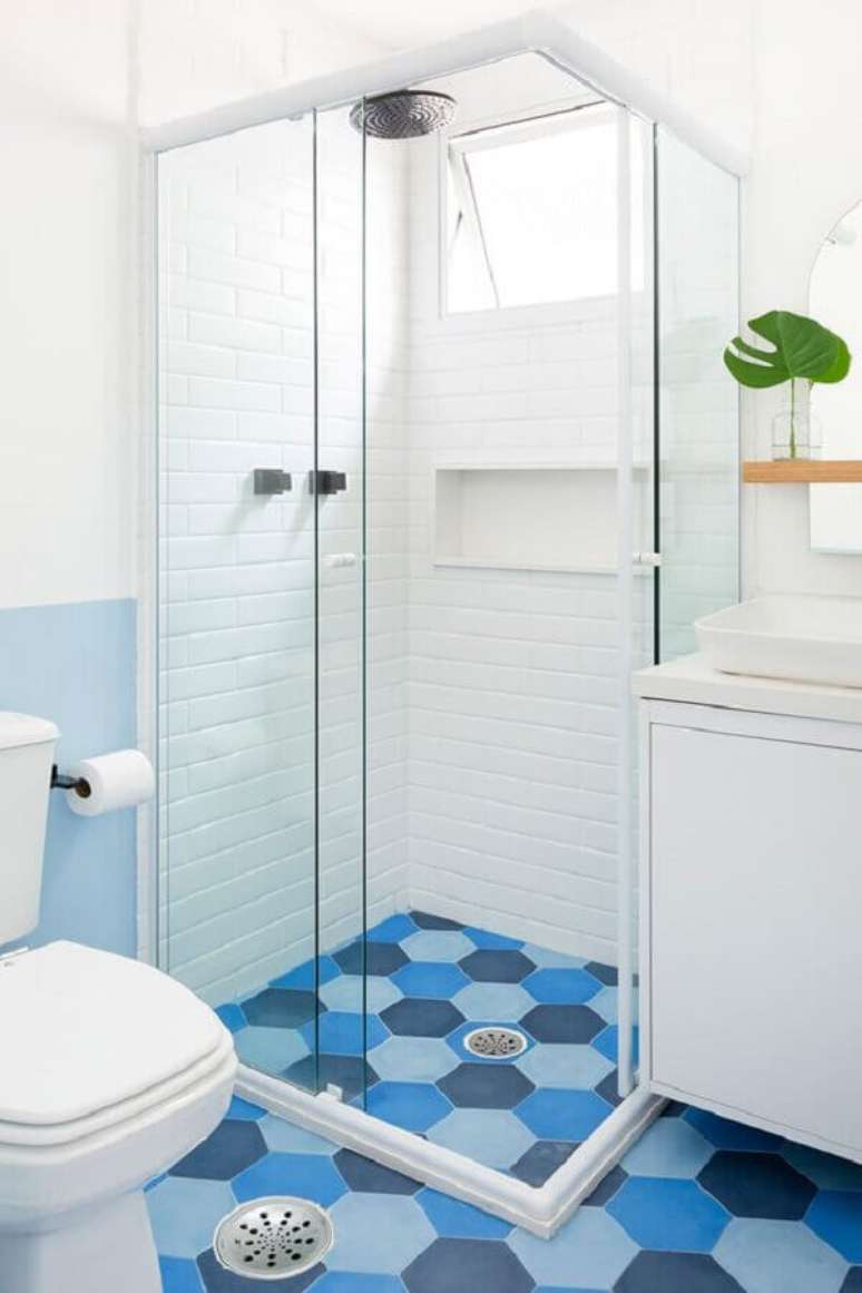 11. Decoração de banheiro azul e branco com piso hexagonal – Foto: Apartamento 203