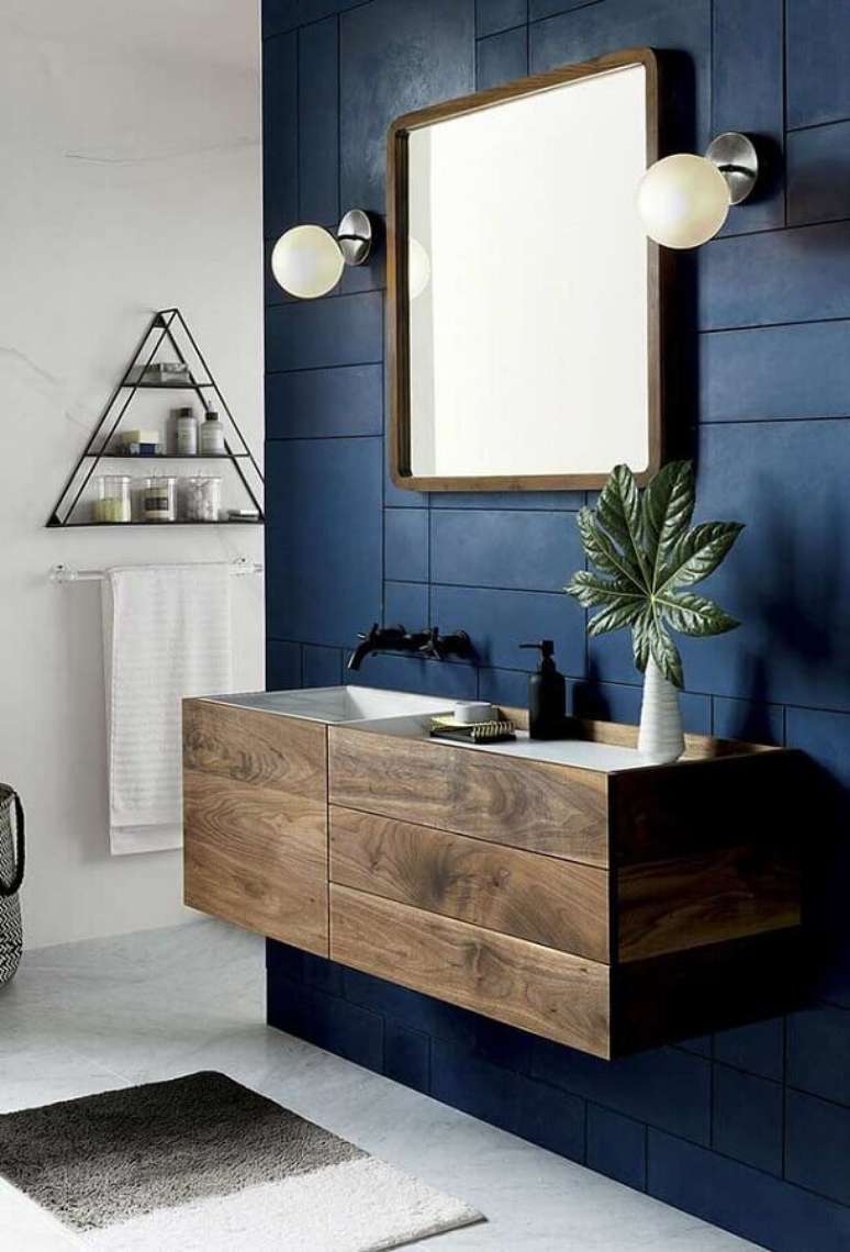 67. Gabinete de madeira suspenso para decoração de banheiro azul marinho – Foto: Home Fashion Trend
