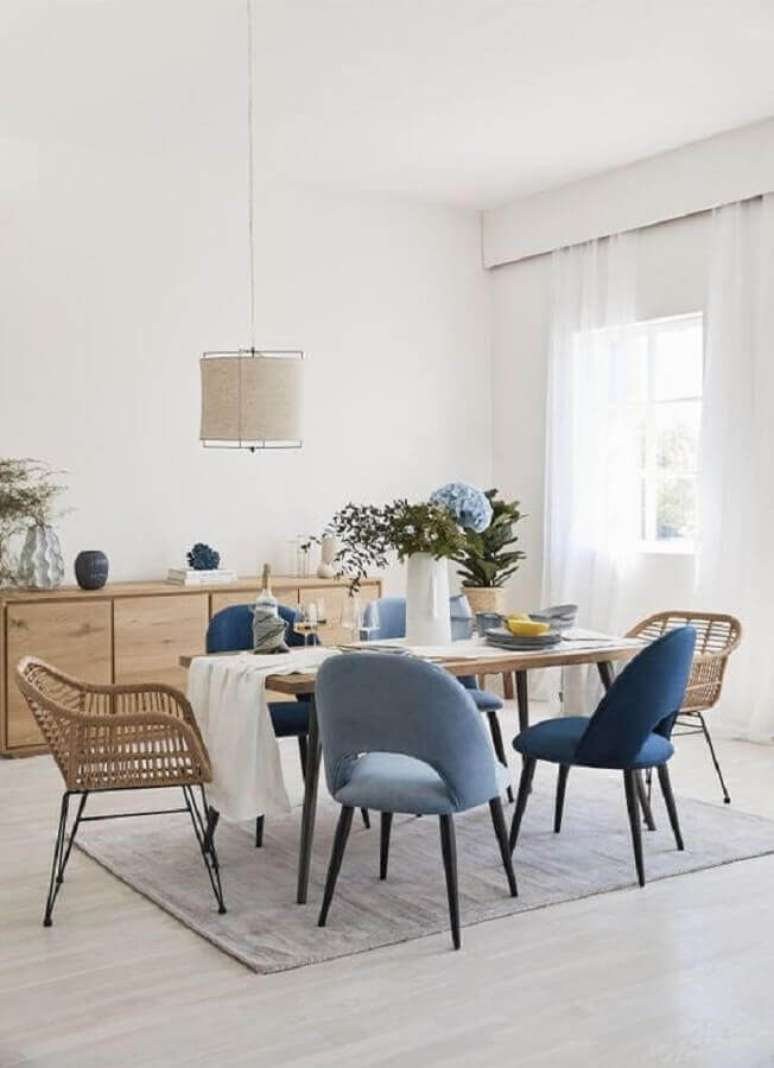 63. Decoração de sala de jantar simples com cadeiras acolchoadas para mesa de jantar – Foto: Pinterest