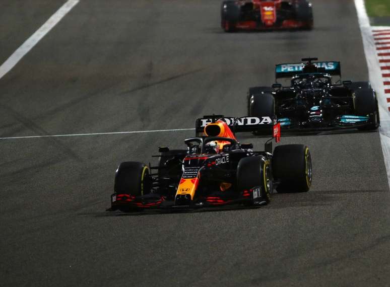 Max Verstappen não ficou na frente de Lewis Hamilton por muito tempo 