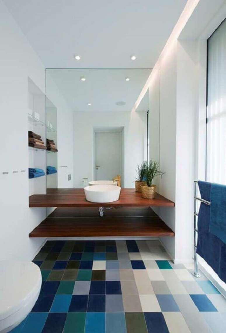 61. Piso quadriculado para decoração de banheiro azul e branco com bancada de madeira – Foto: Houzz