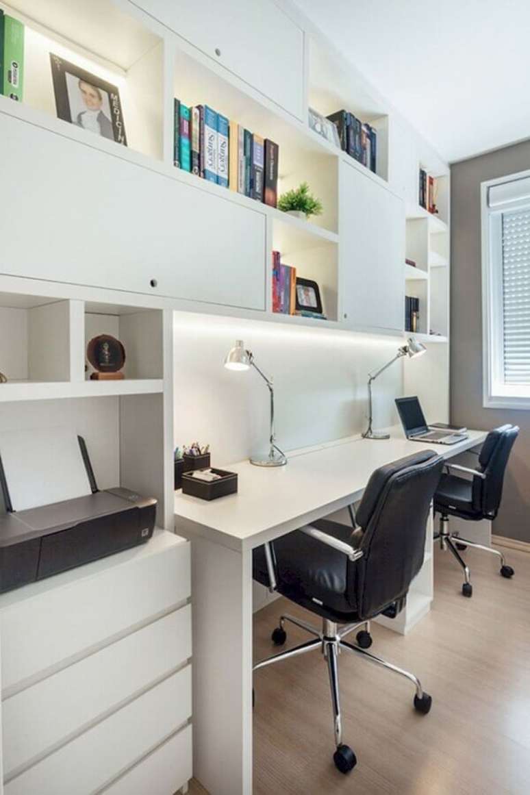 44. Decoração simples para home office com cadeira acolchoada escritório – Foto: Habitissimo