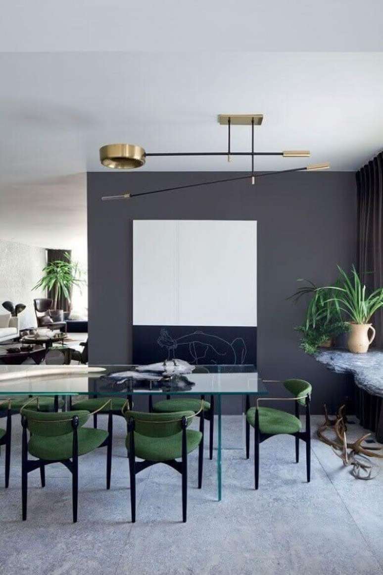 65. Sala de jantar cinza moderna decorada com mesa de vidro e cadeiras acolchoadas verde – Foto: Home Decor Ideas