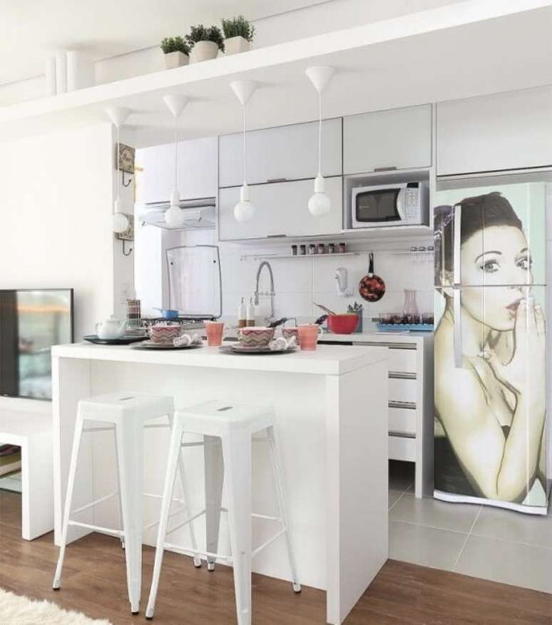 22. O armário basculante cozinha branco traz neutralidade para o espaço com geladeira adesivada. Fonte: Pinterest