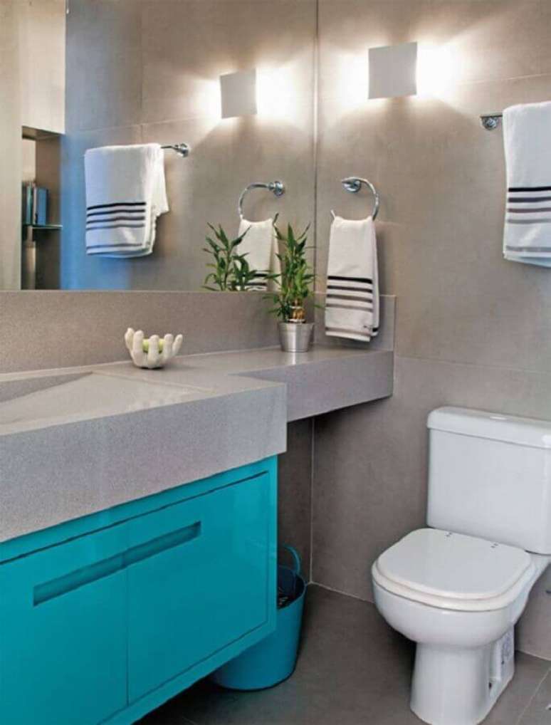 4. Decora&ccedil;&atilde;o moderna com parede de cimento queimado para banheiro azul turquesa e cinza &ndash; Foto: Ricardo Mello & Rodrigo Passos