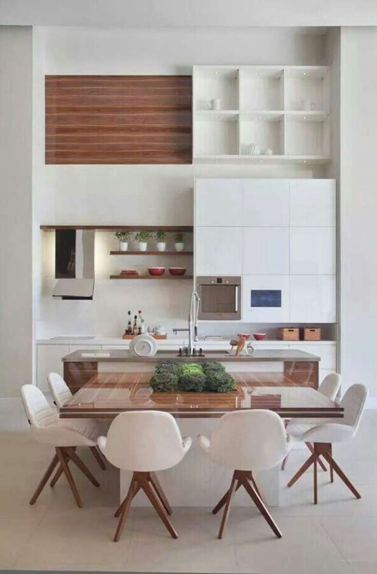 21. Cozinha moderna integrada com sala de jantar decorada com cadeiras acolchoadas – Foto: Pinterest